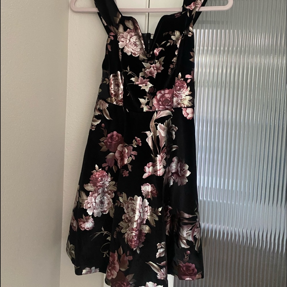 BLACK FLORAL CHARLOTTE RUSSE DRESS
